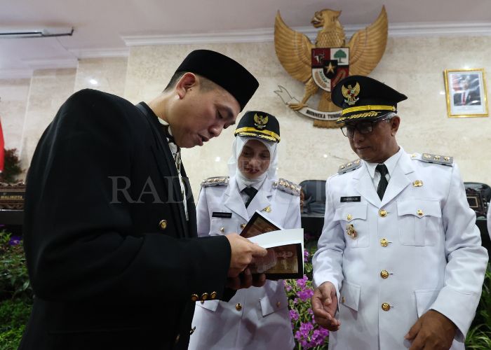 SERIUS: Wakil DPRD Kota Kediri Sudjono berdiskusi dengan Wali Kota Kediri Vinanda Prameswati, didampingi Wawali Kota Kediri Gus Qowim.
