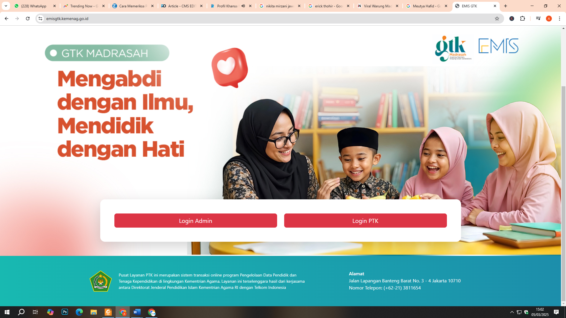 Guru sedang mengajar