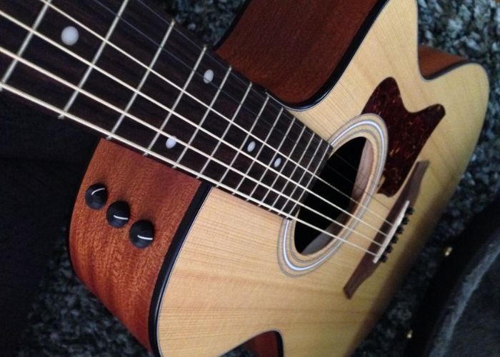 Senar gitar harus selalu cek untuk diganti.