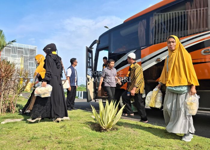 Sejumlah jemaah umrah bersiap masuk ke BPKASN di Desa Bulusari, Tarokan usai mengikuti city tour kemarin sore.