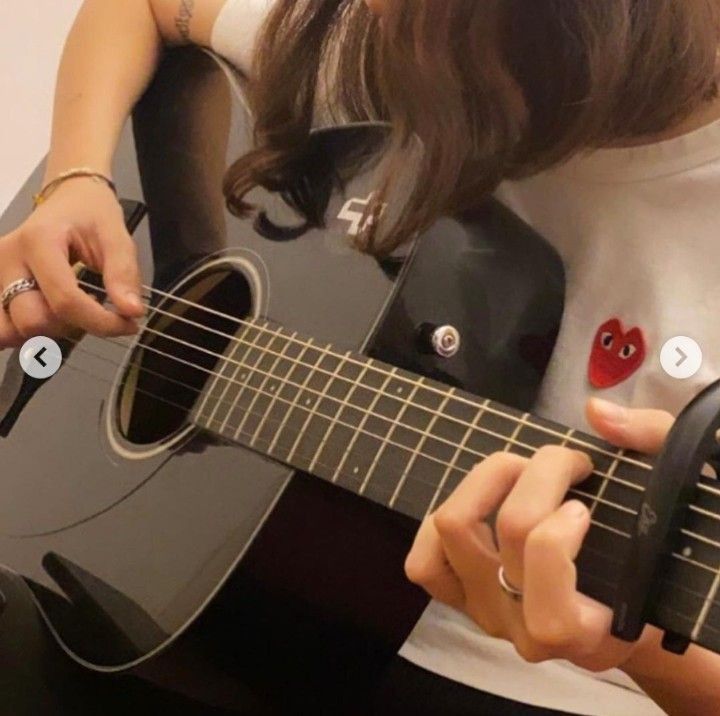 Ilustrasi orang belajar bermain gitar.