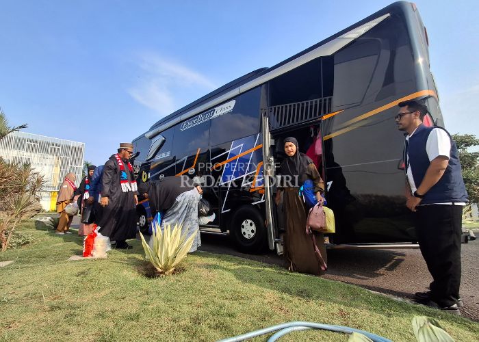 Jemaah umrah usai mengikuti city tour keliling Kabupaten Kediri Selasa (4/3) lalu. Sore ini mereka dijadwalkan terbang ke Bandara Soekarno-Hatta untuk berangkat ke Tanah Suci.
