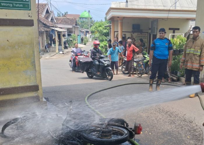 MISTERIUS: Motor Suzuki A100 ludes dilalap api.