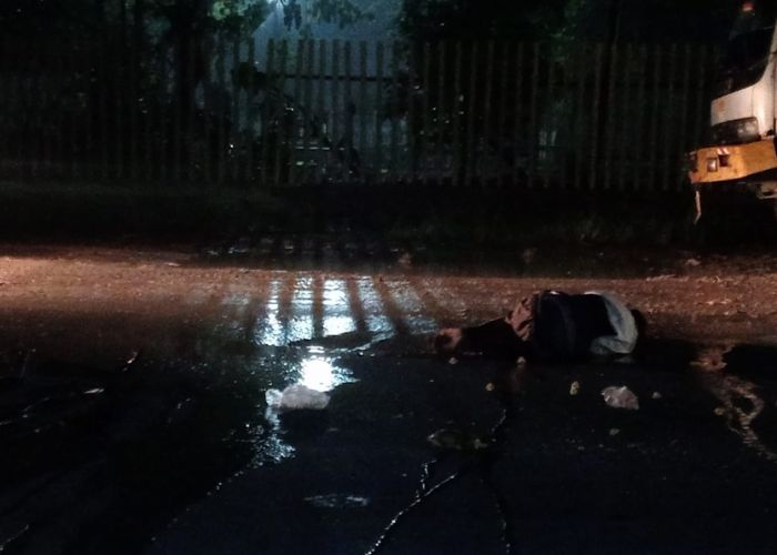 TAK BERDAYA: Pesepeda ontel terjadi di tepi jalan di Desa Jambean, Kras.