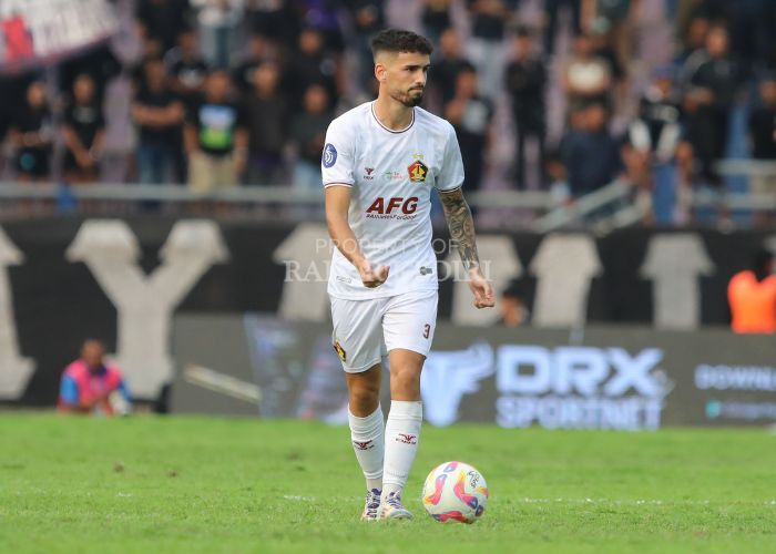 Bek Tengah Persik Kediri Kiko Carneiro.