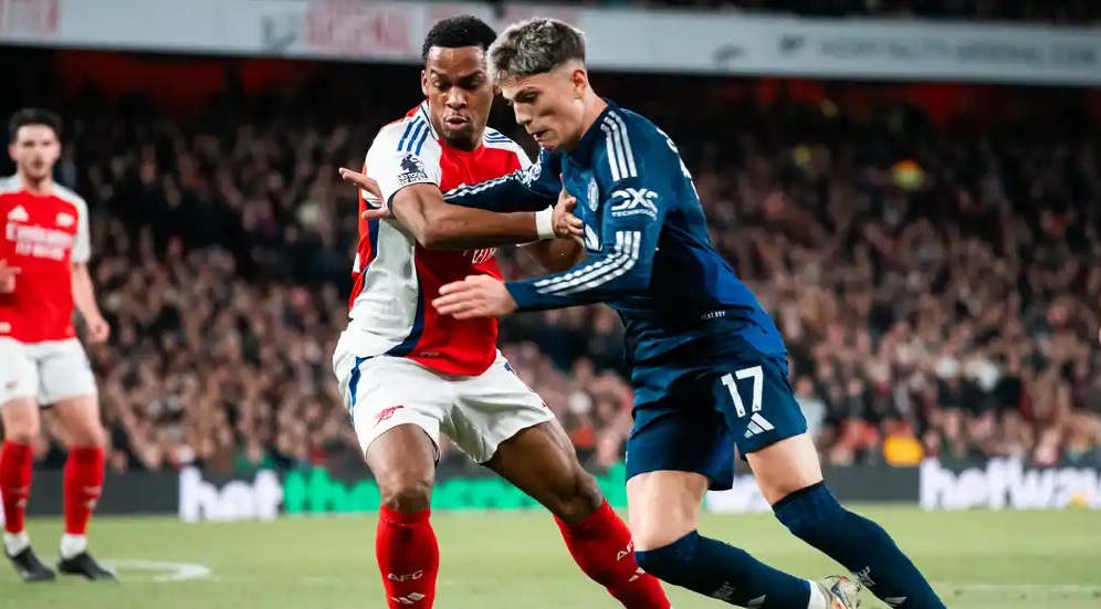 Momen ketika Manchester United menghadapi Arsenal, Garnacho yang sedang melewati hadangan pemain Arsenal.