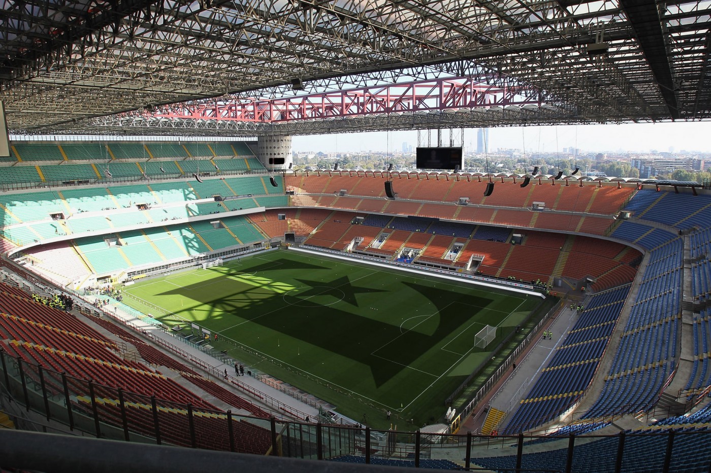 Stadion San Siro yang digunakan beberapa tim Serie A yang tidak memiliki stadion sendiri.