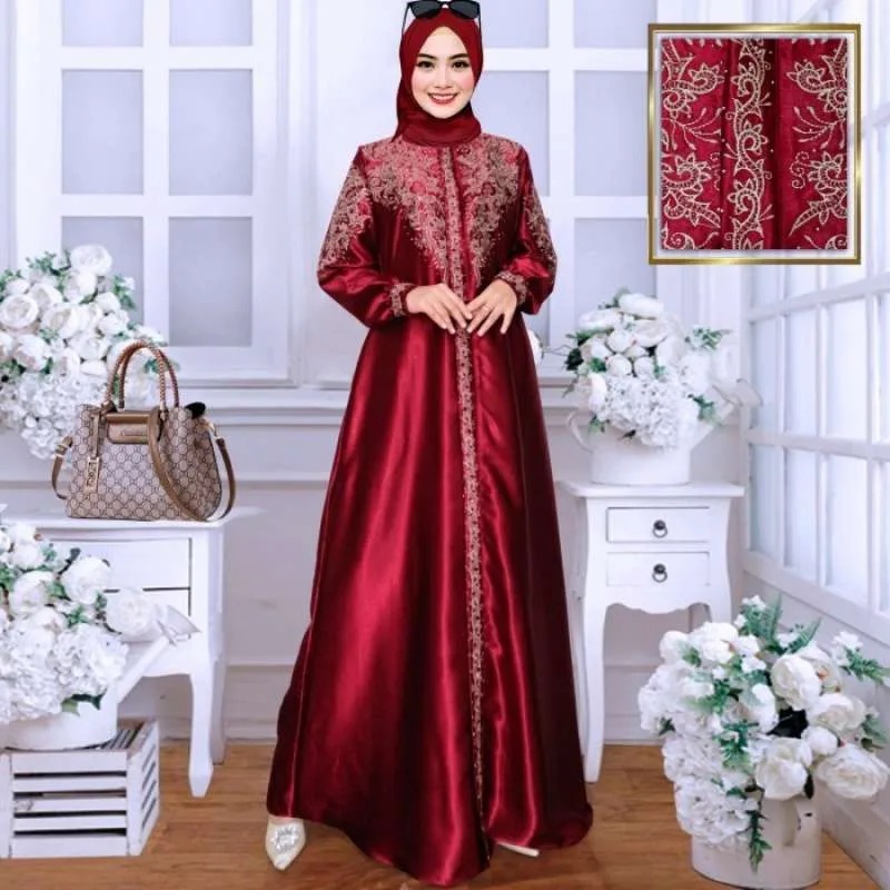 Gamis Berbahan Satin yang Mewah warna merah (Sumber : blibli.com)