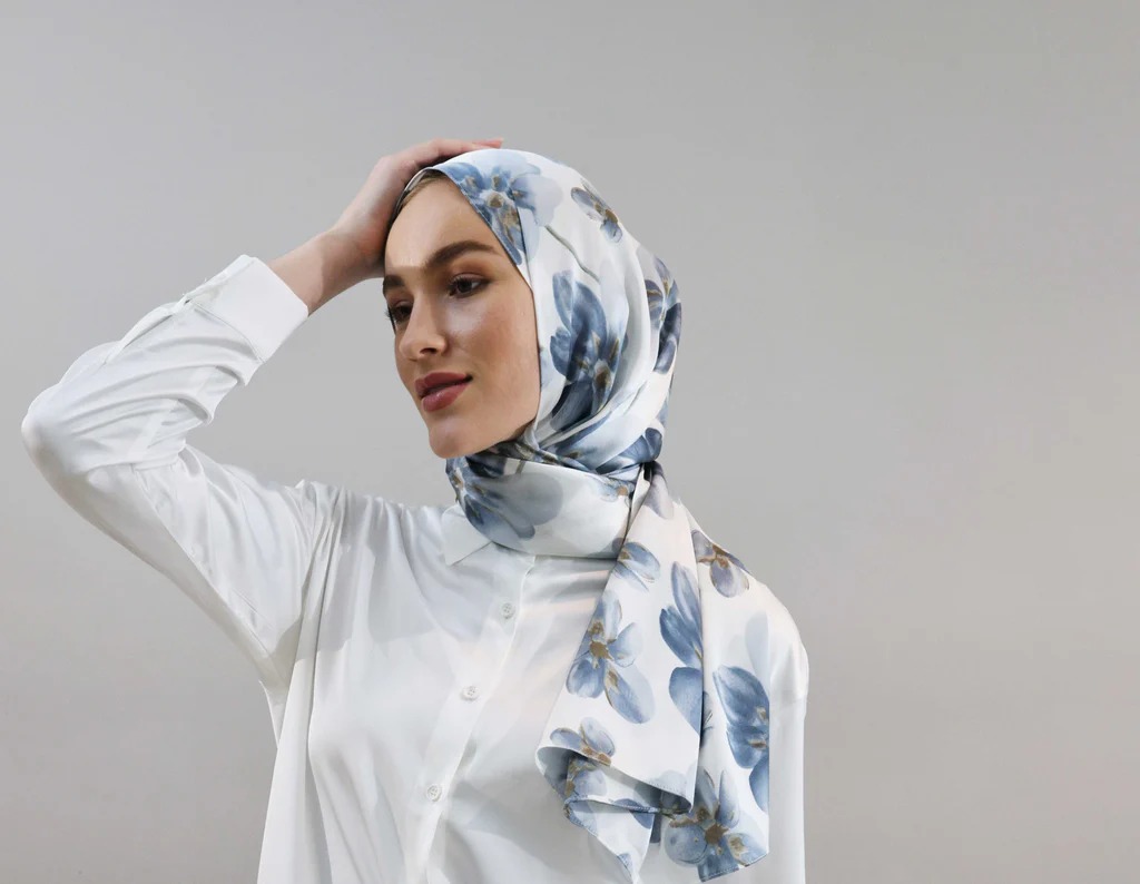Hijab sating silk warna putih dengan kombinasi bunga warna biru yang akan membuatku terlihat fresh (Sumber : blibli.com)