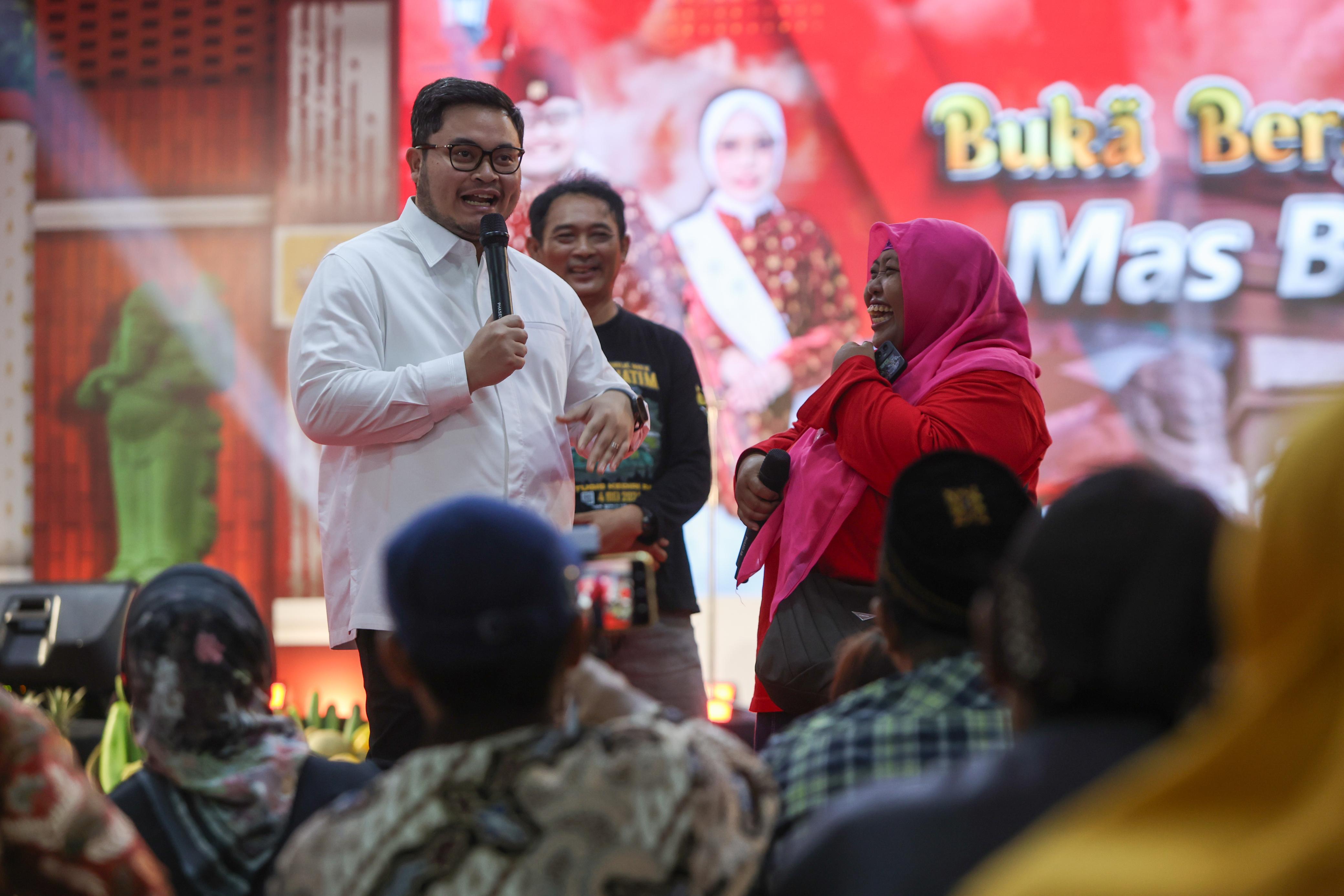 Buka Bersama, Bupati Dhito Jaring Aspirasi hingga Beri Beasiswa Kuliah untuk Anak Tukang Pijat