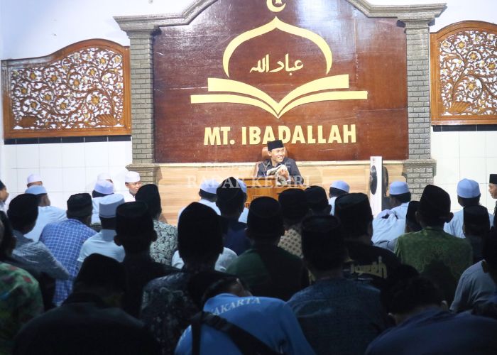 Gus Elham saat berceramah di depan jemaahnya di kompleks Ponpes Al Ikhlas, Desa Kaliboto, Tarokan.