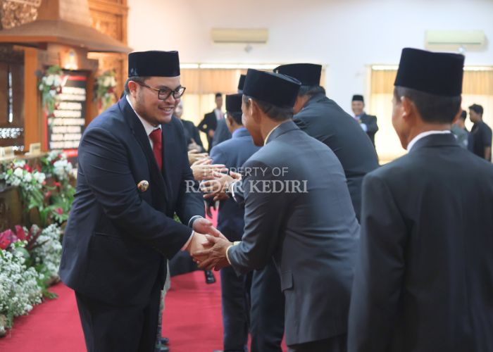 Bupati Hanindhito Himawan Pramana menyalami para anggota dewan dan undangan yang menghadiri rapat paripurna DPRD Kabupaten Kediri kemarin.