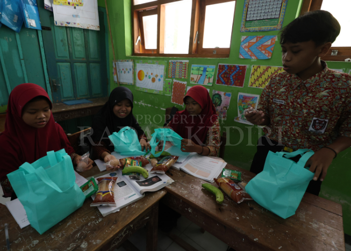 GEMBIRA: Siswa SD di Kayenkidul, Kediri mendapatkan paket menu MBG berupa takjil saat Ramadhan.