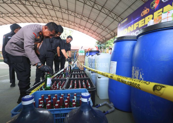 Wakapolres Kediri Kompol Hari Kurniawan menunjukkan berbagai jenis miras palsu yang diproduksi pabrik rumahan di Desa Pagung, Semen, dalam rilis di Polres Kediri kemarin siang.