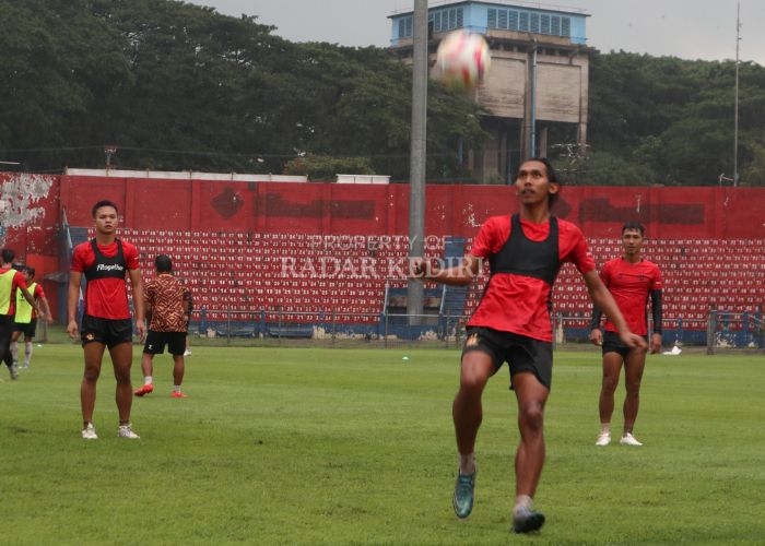 Yusuf Meilana dan skuad Persik Kediri berlatih.
