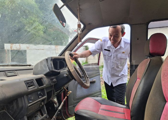 LELANG: Imron menunjukkan mobil yang akan dilelang Pemkab Kediri.