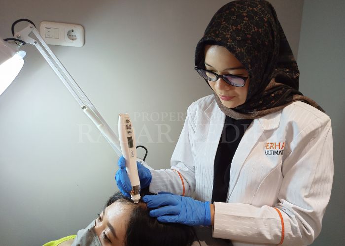 PERAWATAN RAMBUT: Dokter Maria memeriksa rambut konsumennya.