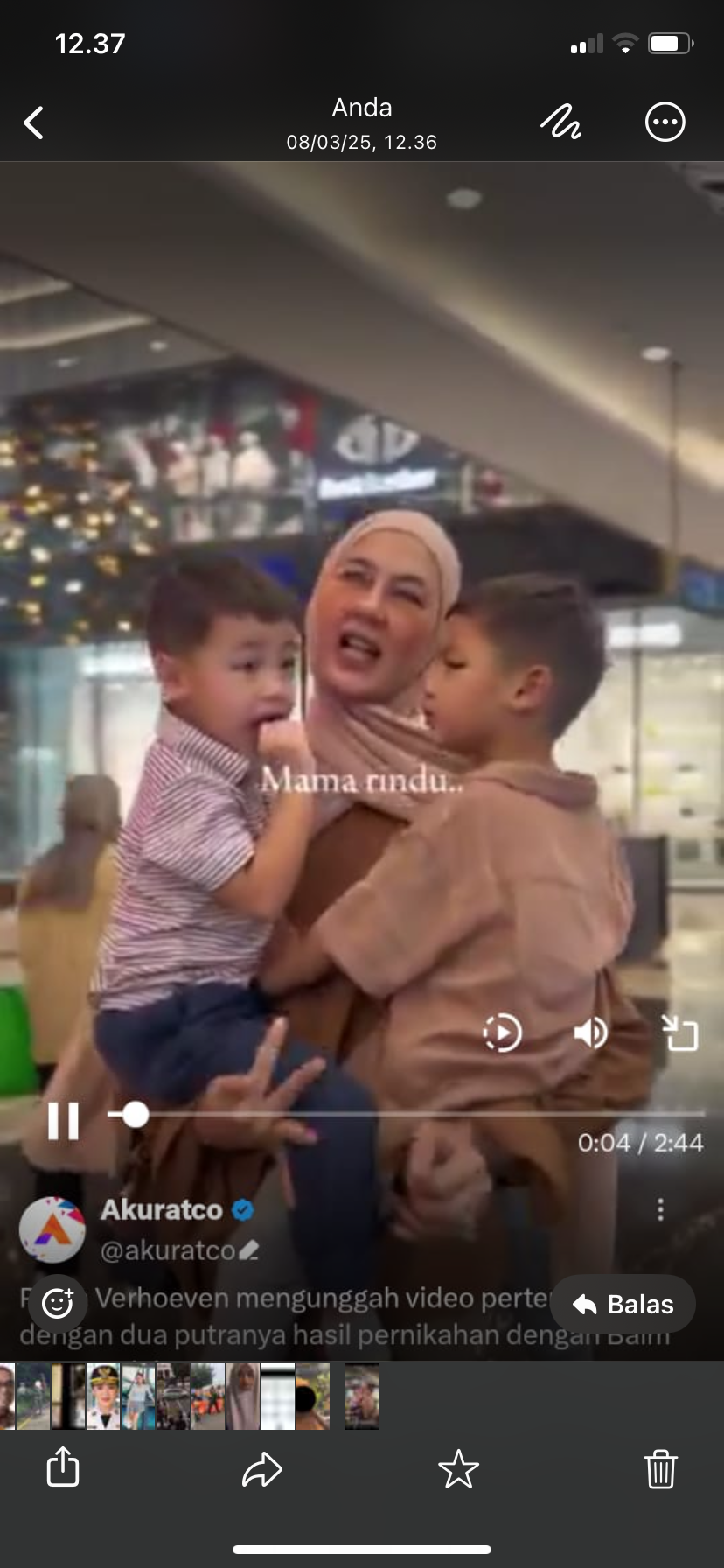 Potret Paula saat menggendong kedua putranya