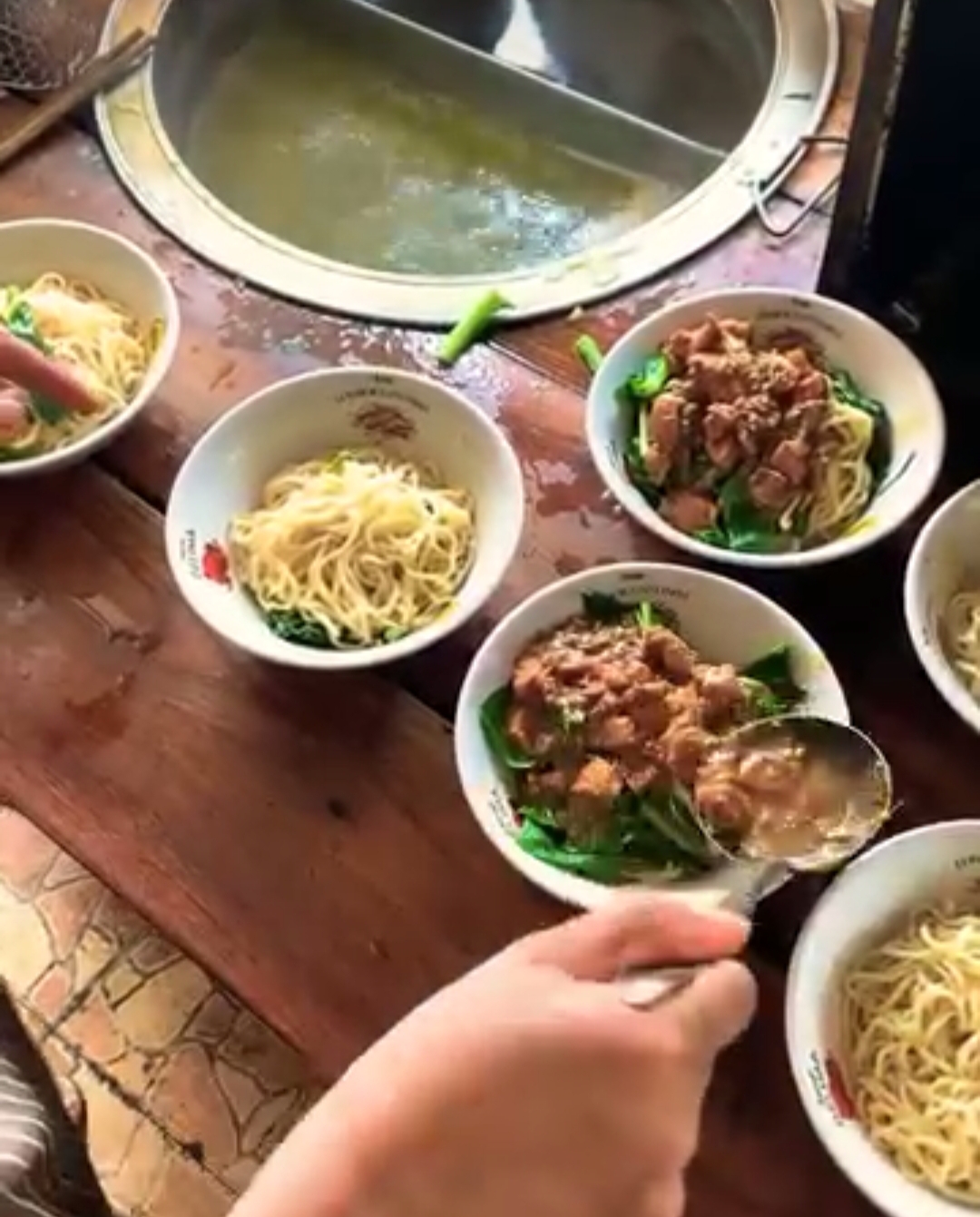 Mie ayam Putra Solo dengan beragam pilihan.