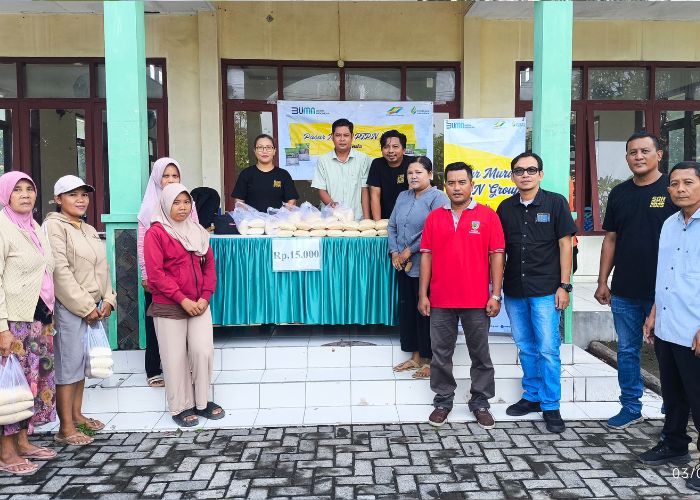 PASAR MURAH: Jajaran Manajemen PG Pesantren Baru berfoto bersama bersama dengan warga dan tim dari pemerintah desa.