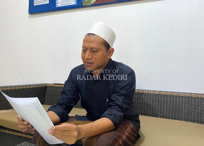 Gus Ahsin saat ngaji di Ponpes Al Ishlah Bandarkidul Kediri.