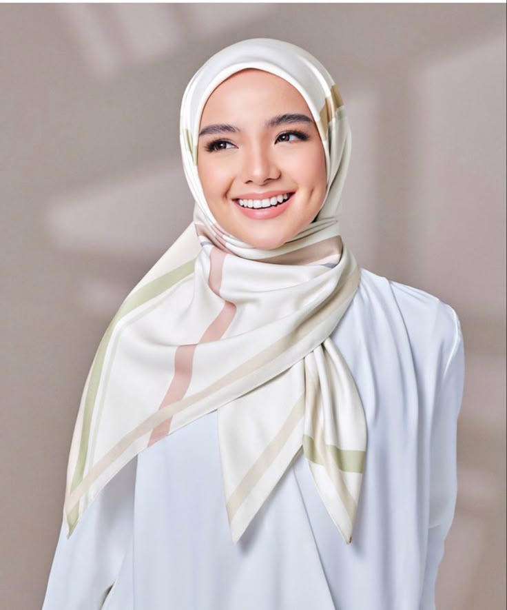 Hijab Segi Empat dengan Tampilan Clean Look