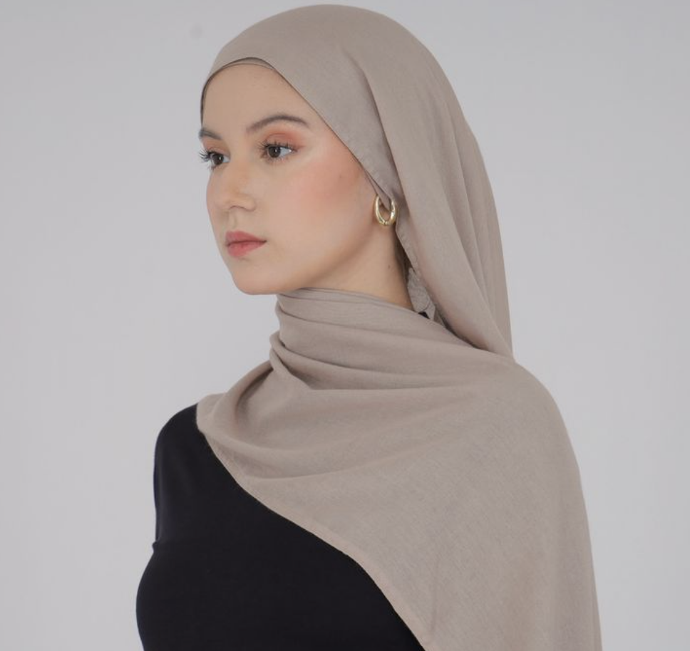 Pashmina Viscose dengan Sentuhan Aksesori