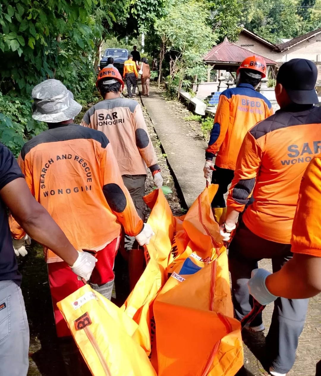 Petugas mengevakuasi jasad Bismar yang ditemukan tewas di Waduk Gajah Mungkur