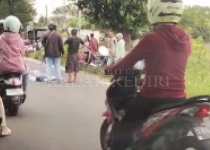 MACET: Warga berhamburan di jalan raya hendak membantu korban laka.