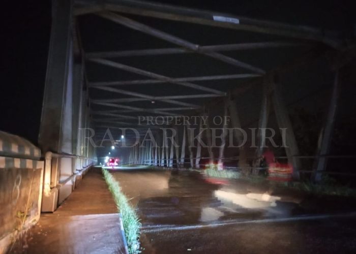 TKP:  Suasana Jembatan Papar saat malam hari, di tempat itulah EF menceburkan diri ke Sungai Brantas.