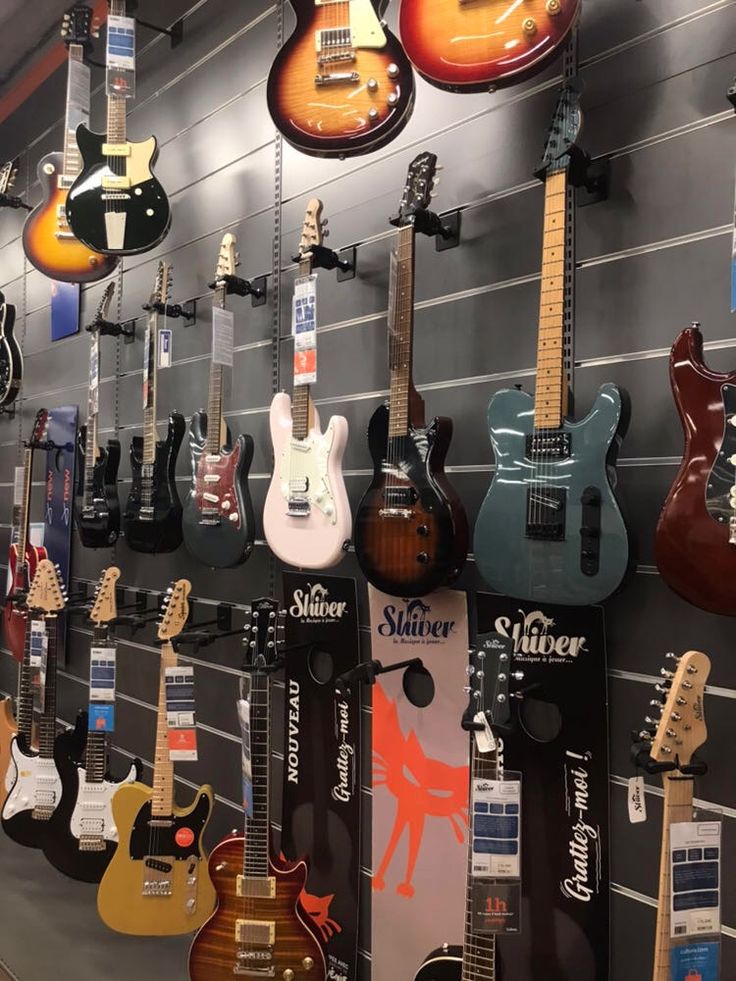 Pajangan gitar elektrik yang bisa dibeli dengan harga terjangkau.