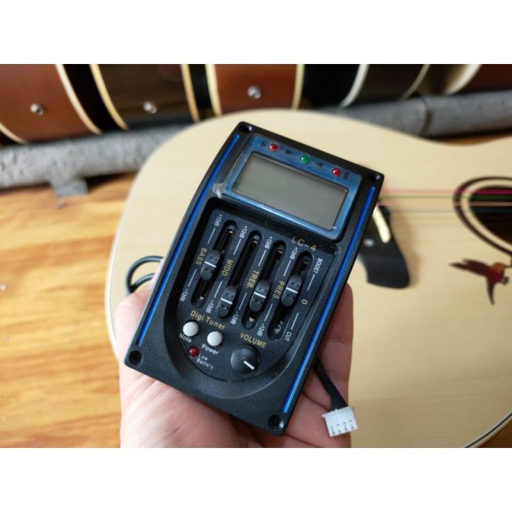 Alat yang bisa mengubah gitar akustik ke elektrik.