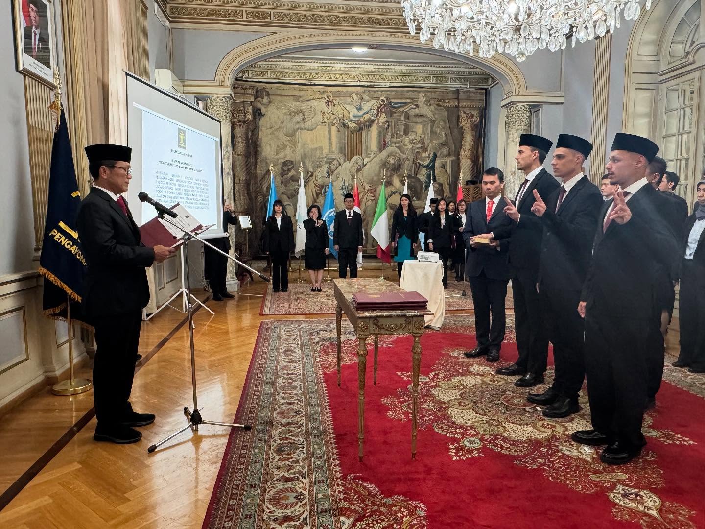 Proses pengambilan sumpah WNI Emil Audero, Dean James dan Joey Pelupessy di KBRI Roma.