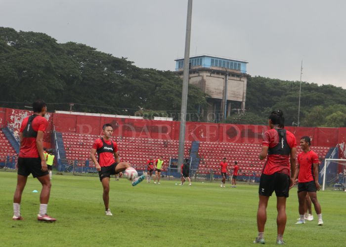 PINDAH HOMBASE: Pemain Persik Kediri saat latihan di Stadion Brawijaya di tengah hujan deras.