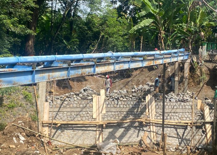 TERUS DIKEBUT: Sejumlah pekerja melanjutkan pembangunan plengsengan Sungai Kedak di Kelurahan Ngampel, Mojoroto yang ambrol akhir Januari lalu.