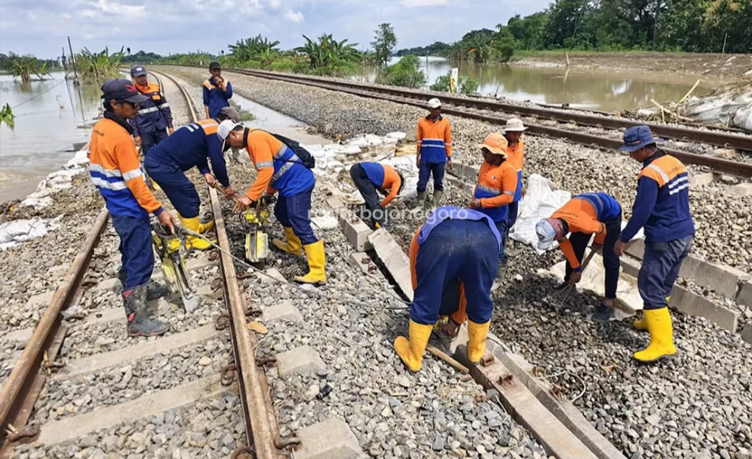 Petugas PT KAI melakukan perbaikan di jalur rel kereta api Cepu-Poncol.