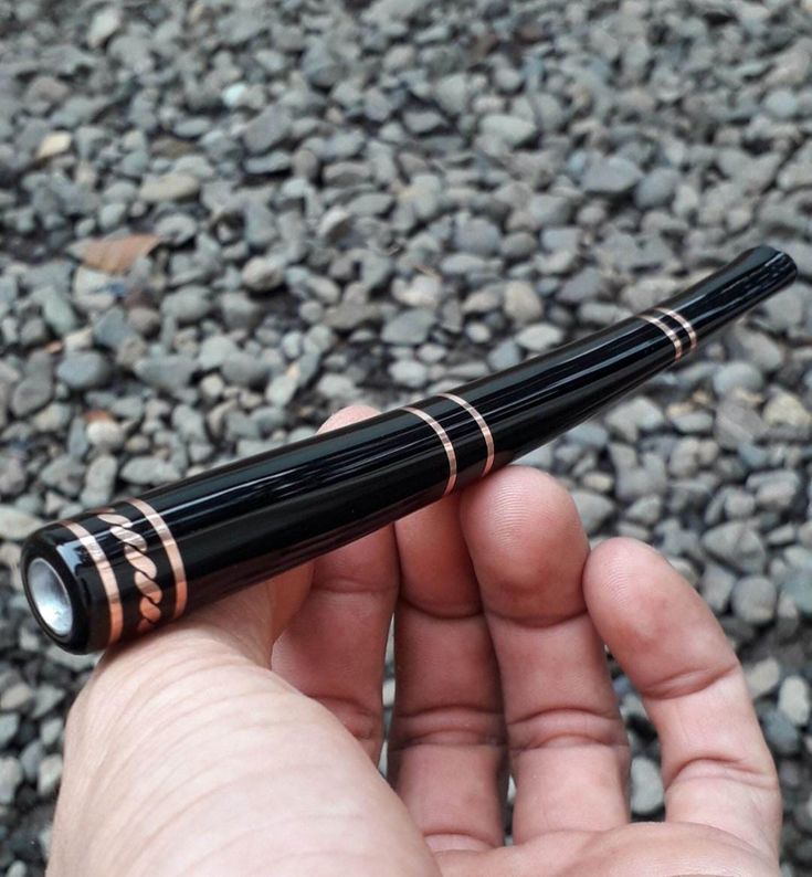 Pipa rokok dengan material kayu sonokeling memiliki daya tahan yang baik .