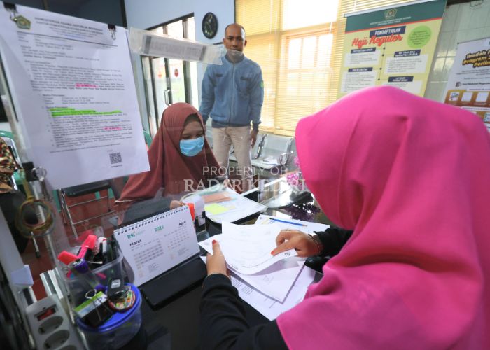 Jemaah melakukan pelunasan biaya perjalanan ibadah haji (BPIH) di kantor Kemenag Kabupaten Kediri (7/3).