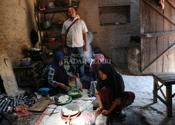 Proses pembuatan kerupuk lamuk khas Desa Kalirong, Tarokan.