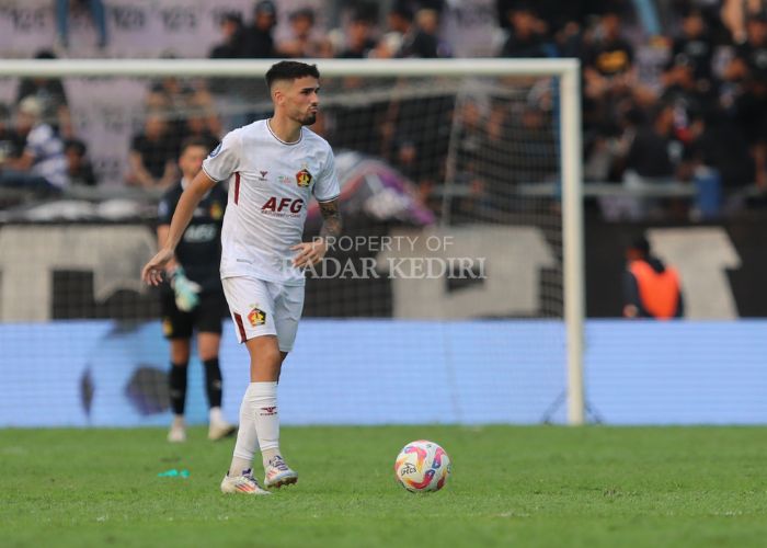 Bek tengah Persik Kediri Kiko Carneiro.