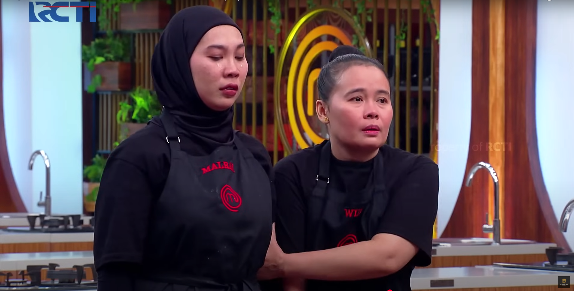 Wiji menenangkan Malrani yang shock temannya terpaksa pulang (Youtube MasterChef Indonesia)