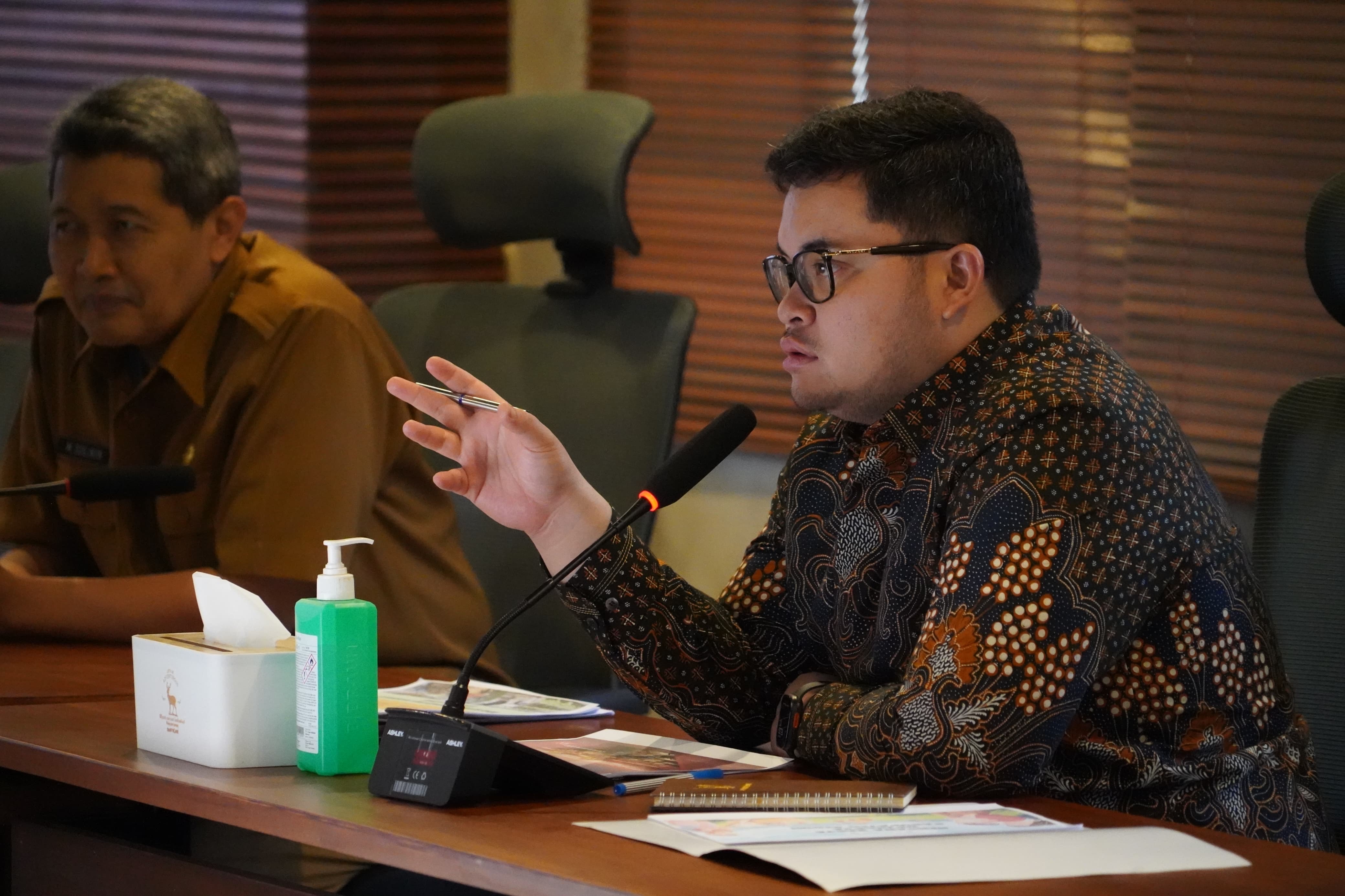 Bupati Kediri Hanindhito Himawan Pramana saat mendengar paparan dari Dinas PUPR Kabupaten Kediri pada Senin (10/3).