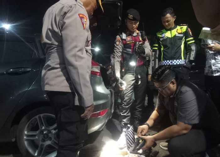 KENA RAZIA: Seorang pengemudi mobil kedapatan membawa airsoft gun.