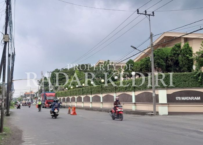 LENGANG: AKtivitas jalan raya di kawasan pabrik rokok terbesar di Kediri Raya.