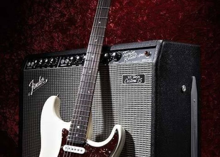 Ampli gitar harus diatur agar suaranya bagus dan keren.