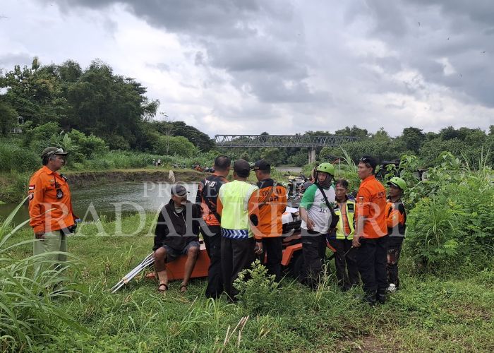 KERJA KERAS: Tim SAR sedang berdiskusi di tepi Sungai Brantas.