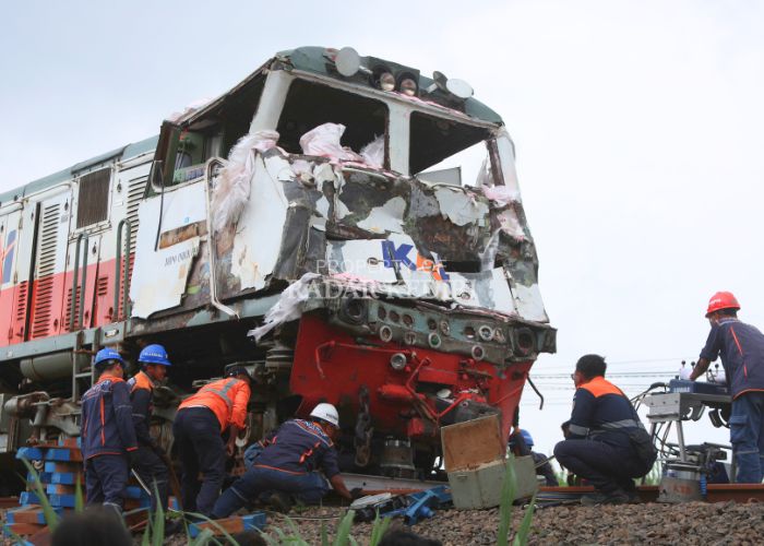 Teknisi dari PT KAI bersiap memindahkan lokomotif KA Kartanegara jurusan Malang-Purwokerto yang mengalami kecelakaan di perlintasan sebidang Desa Seketi, Ngadiluwih kemarin.