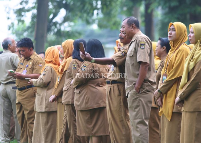 ASN Pemkot Kediri bersiap mengikuti apel di balai kota. Dalam waktu dekat mereka akan menerima pencairan tunjangan hari raya.