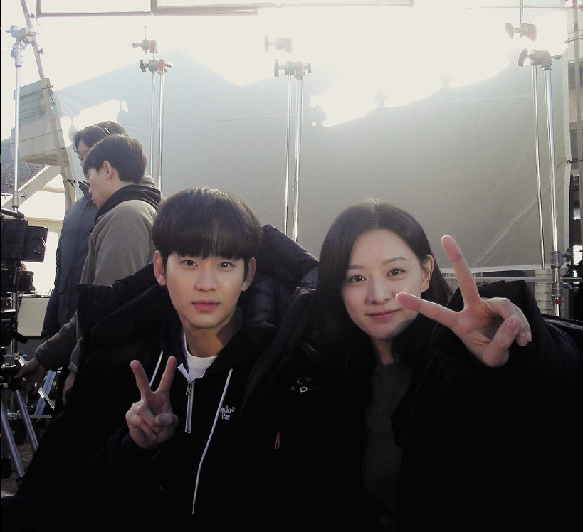 Kim Soo Hyun dan Kim Ji Won saat syuting Queen of Tears