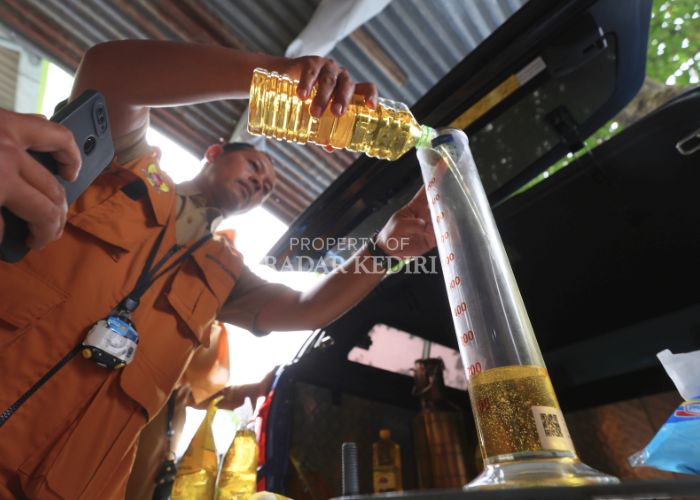 Tim Disperdagin Kota Kediri mengukur ulang Minyakita di Pasar Bandar. Hasilnya, tim mendapati ada sejumlah sampel yang isinya tidak sesuai alias lebih sedikit dari ukuran yang tertera di label kemasan